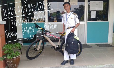 Gambar utama Siswa SMKN 5 Batam mendapatkan sepeda dari Presiden Joko Widodo