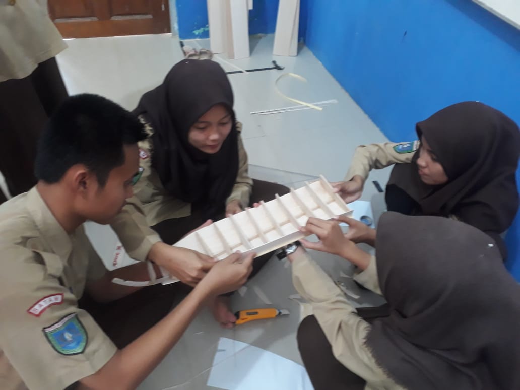 Gambar utama Melirik Proses Pembuatan RC Boat dan Miniatur Siswa RBK