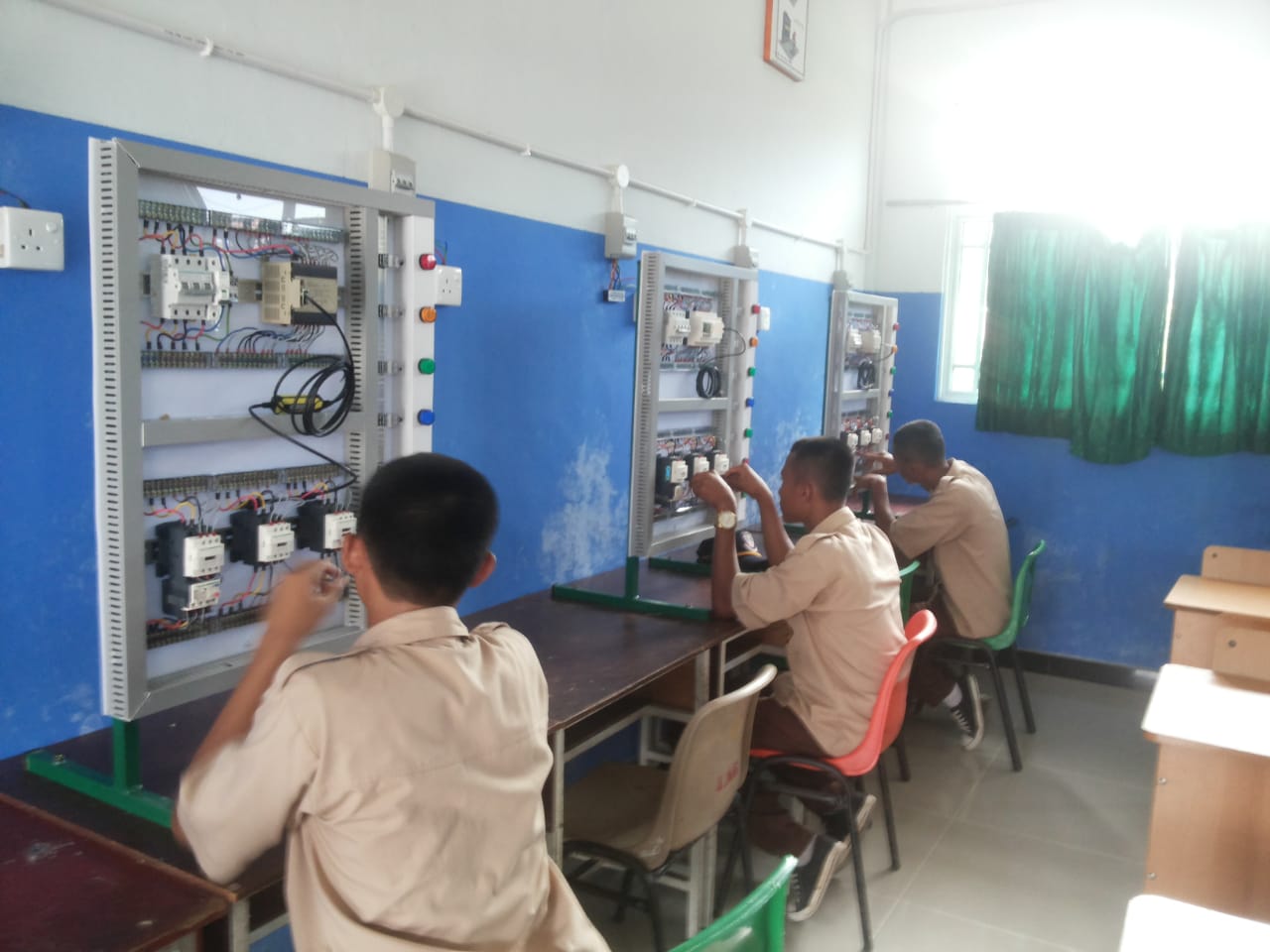 Gambar utama Uji Coba Trainer PLC di Jurusan Kelistrikan Kapal
