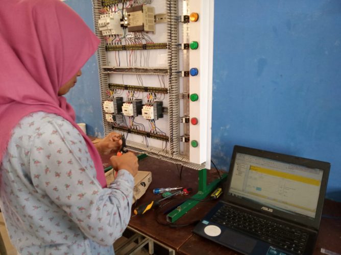 Gambar utama Ujian Akhir Test Praktikum instalasi  Bagi Guru Peserta Pelatihan PLC