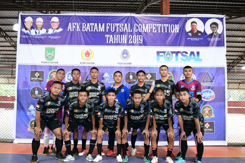 Gambar utama Team Futsal SMKN 5 Batam Berhasil Membawa Pulang Tropi Peringkat Ke 4 Di Event Futsal AFK U 21