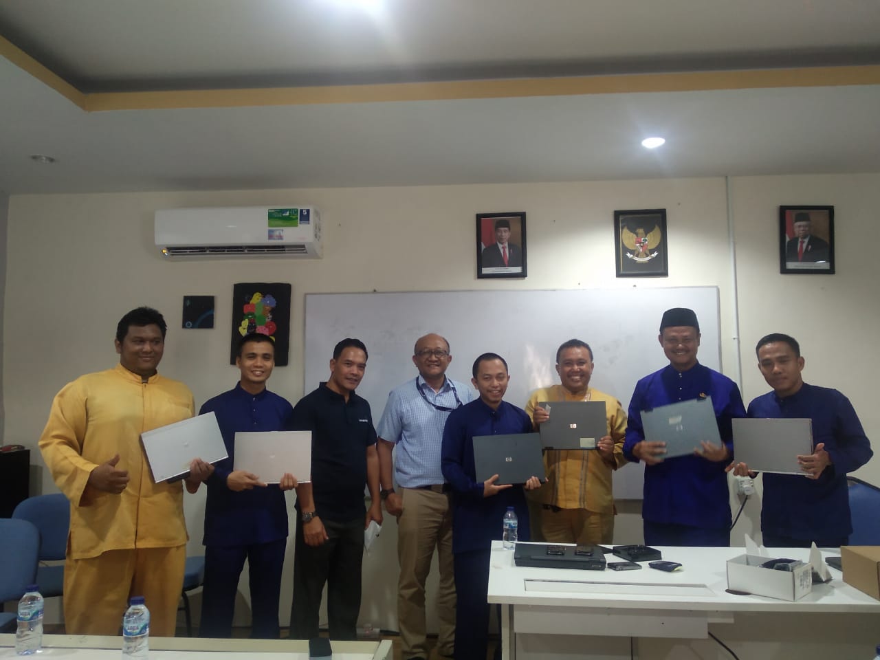 Gambar utama PT ISAT Peduli Pendidikan, Salurkan Bantuan Laptop Untuk Praktek
