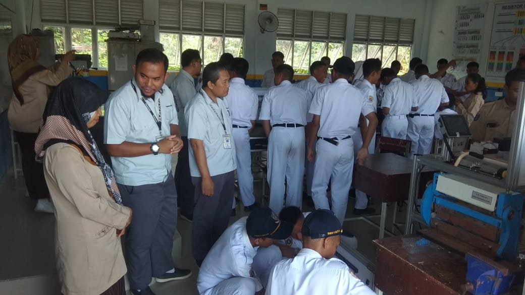 Gambar utama SMKN 5 Batam: Kunjungan PT. Panasonic Industrial Devices Batam  ke Workshop Teknik Elektronika Industri