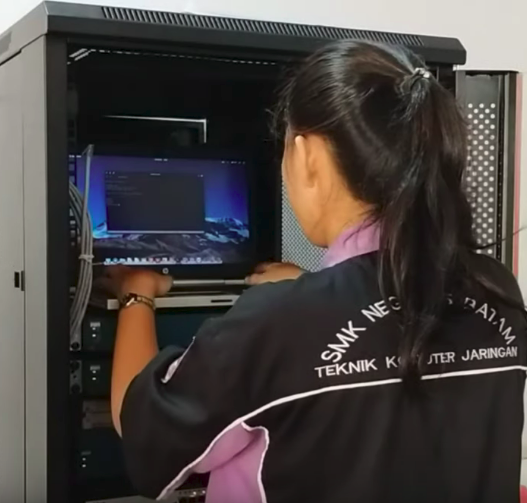 Gambar utama Implementasi Kurikulum TEFA (pembelajaran tantang switch dan VLAN)