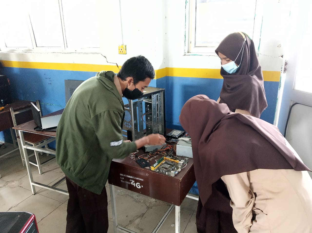 Gambar utama SMK N 5 Batam : Praktek Perdana Kelas X TKJ dimasa Pandemi