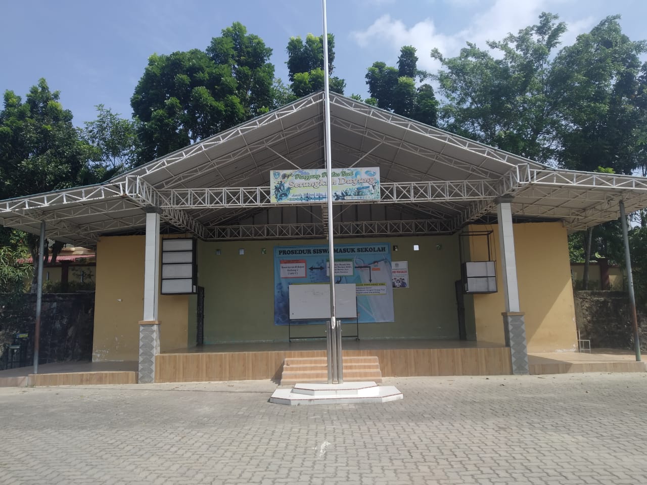 Gambar utama “Panggung Serangkuh Dayung: Pusat Kegiatan Siswa SMKN 5 Batam”