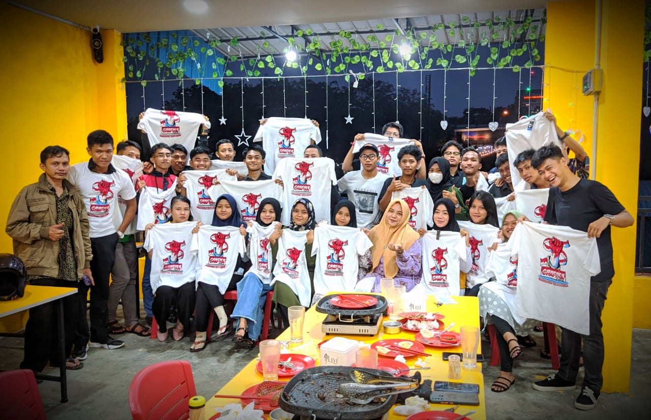Gambar utama Pembagian Baju Kaos Hasil UKK di Perpisahan Kelas XII Jurusan Grafika