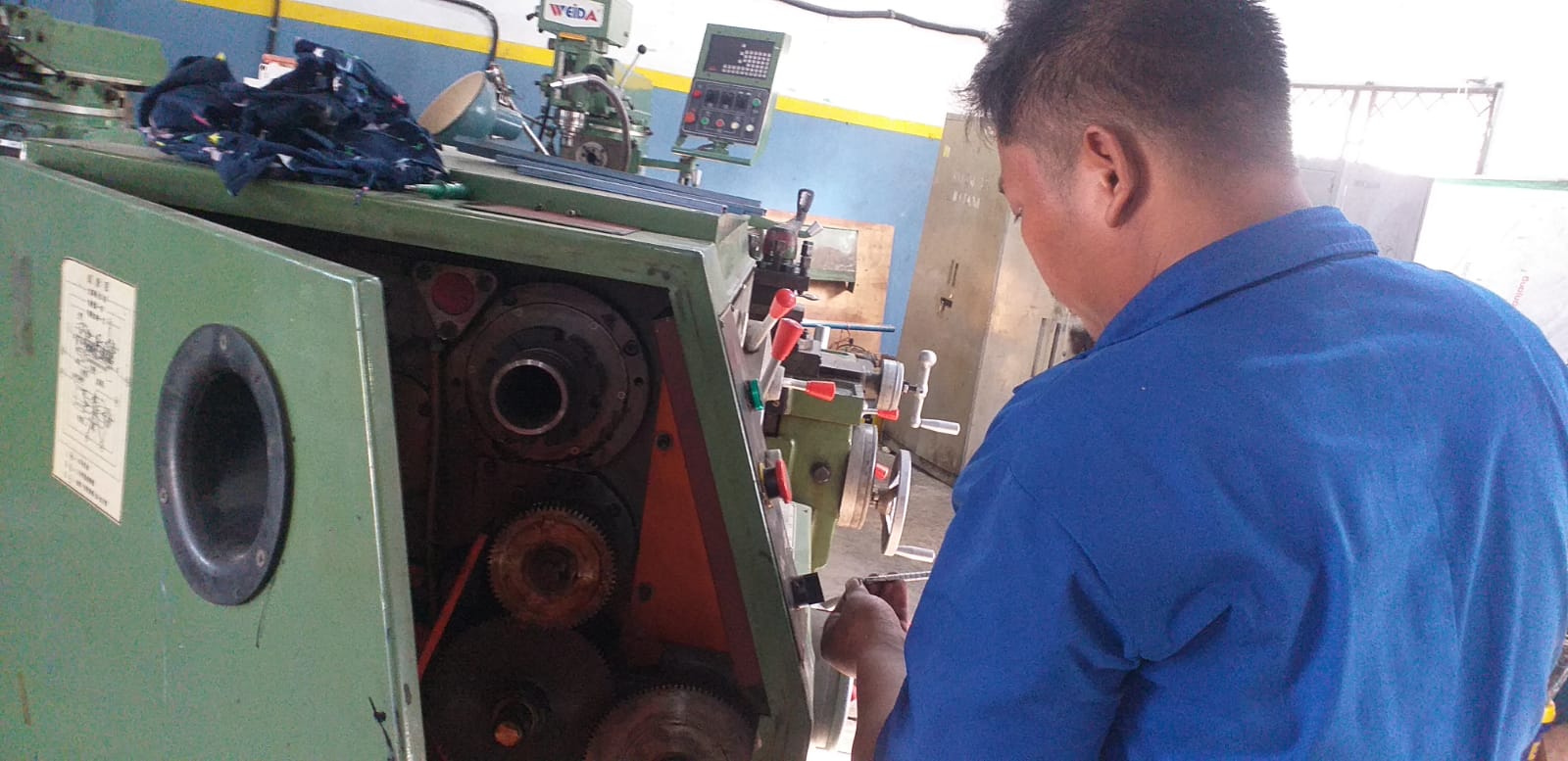 Gambar utama Perbaikan Mesin Bubut