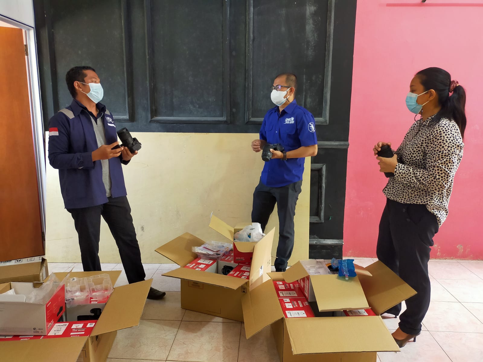 Gambar utama Multimedia SMKN 5 Batam Mendapat Bantuan Alat Praktek 20 Kamera DSLR