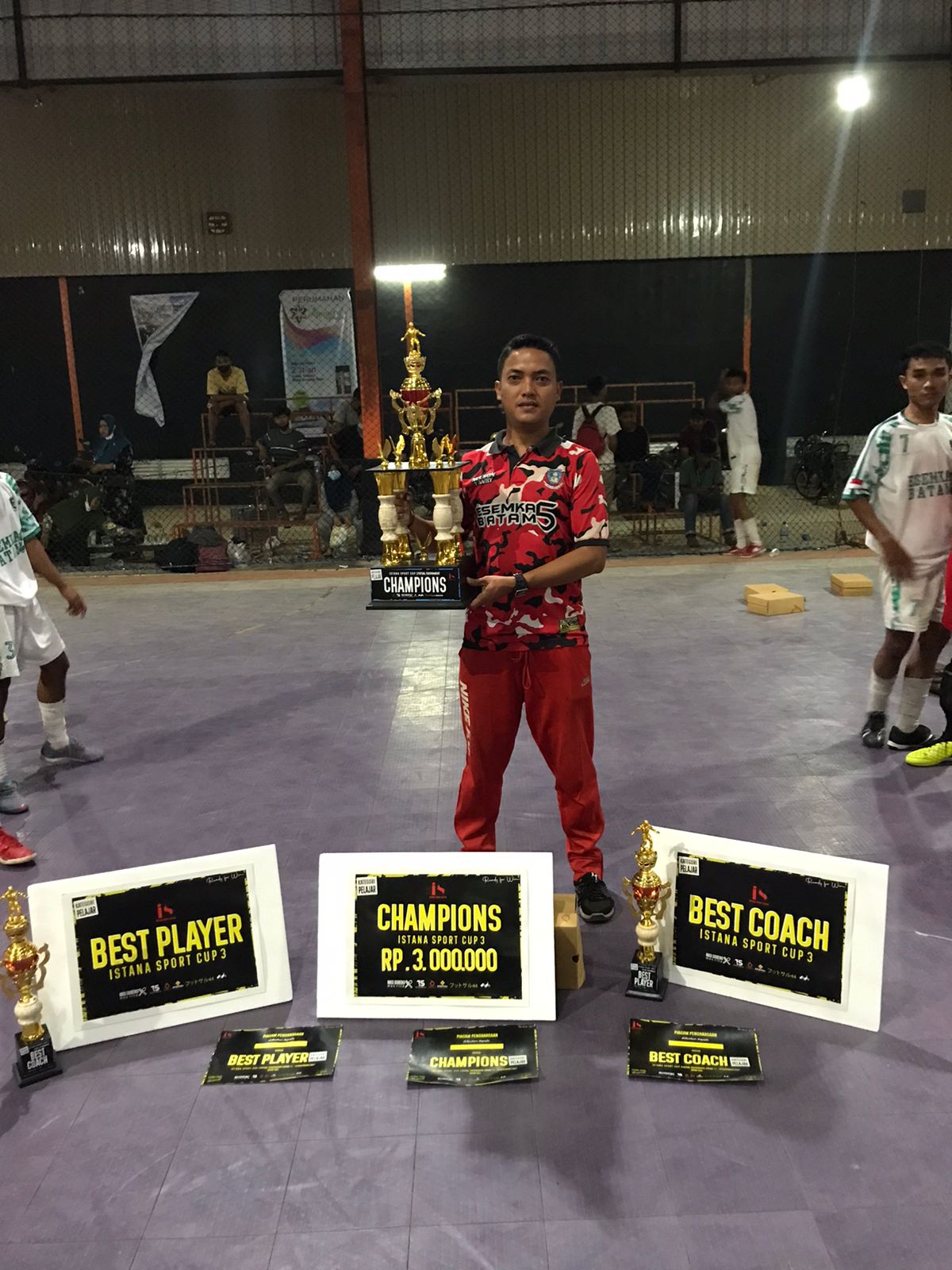 Gambar utama Penghargaan Best Player dan Best Coach Untuk  Tim Futsal SMKN 5 Batam