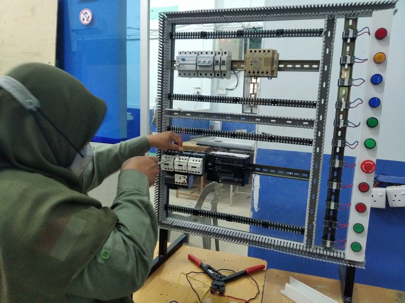 Gambar utama Uji Coba Tugas Akhir Mata Pelajaran PPKWU Siswa/Siswi Jurusan TITL SMKN 5 Batam