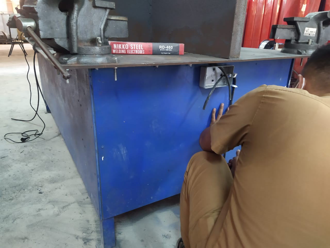 Gambar utama Pemasangan Extension Kabel Pada Meja Kerja Ragum