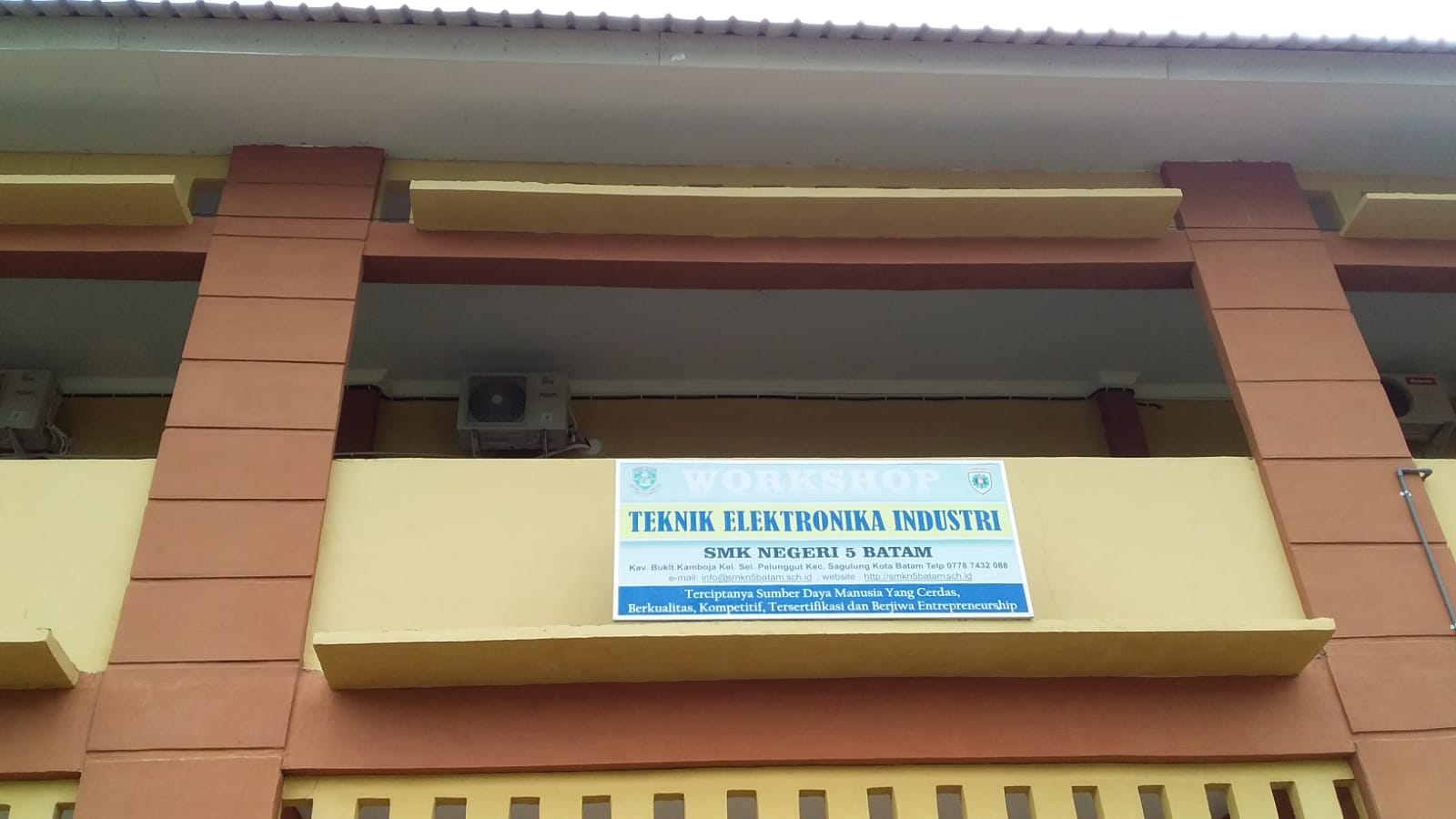 Gambar utama SMKN 5 Batam: Pemasangan Lampu TL di Workshop Elind
