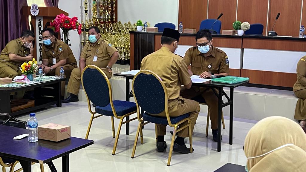 Gambar utama Kepala SMK/SMA dan SLB Negeri se-Kota Batam Menandatangani Berita Acara Sumpah Jabatan di SMKN 5 Batam