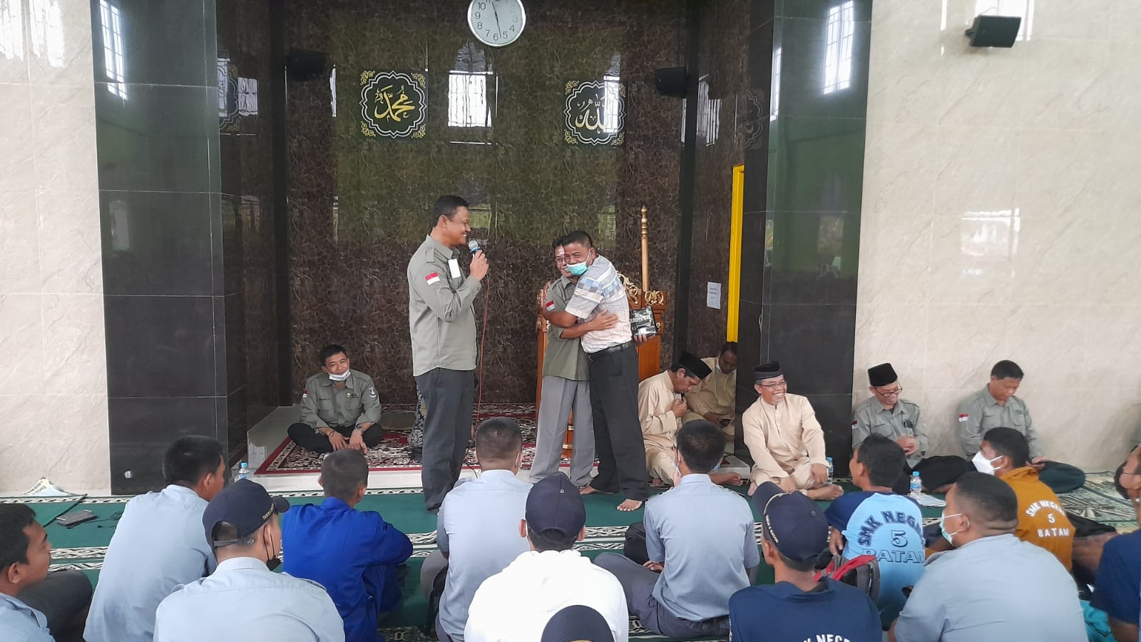 Gambar utama Penyerahan Cinderamata Kepada Guru Yang Purnabakti