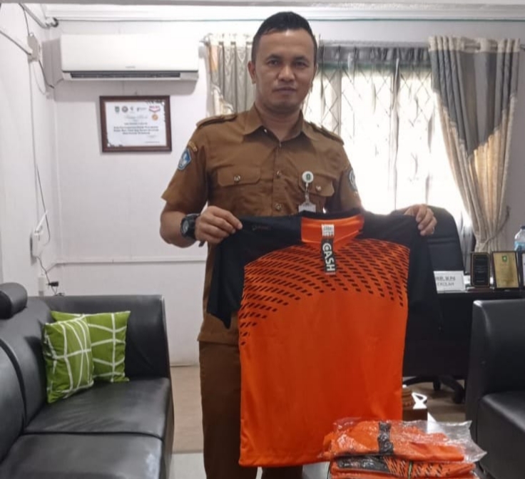 Gambar utama Ketua PBVSI Batam Memberikan Bantuan Kepada  Tim Voli SMKN 5 Batam